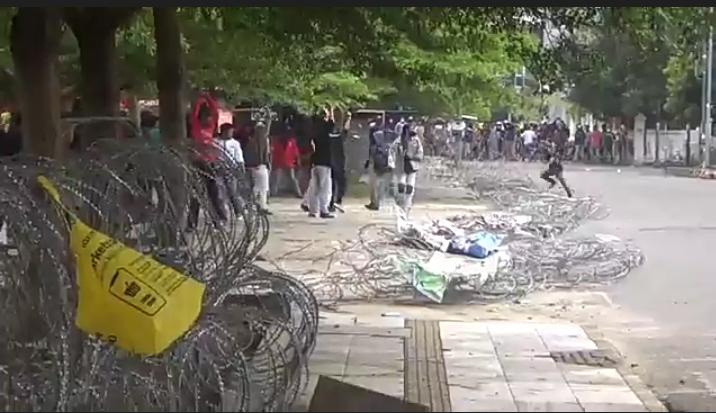 Gas Air Mata dan Lemparan Batu Warnai Demo di Palopo, Kaca Perkantoran Pecah