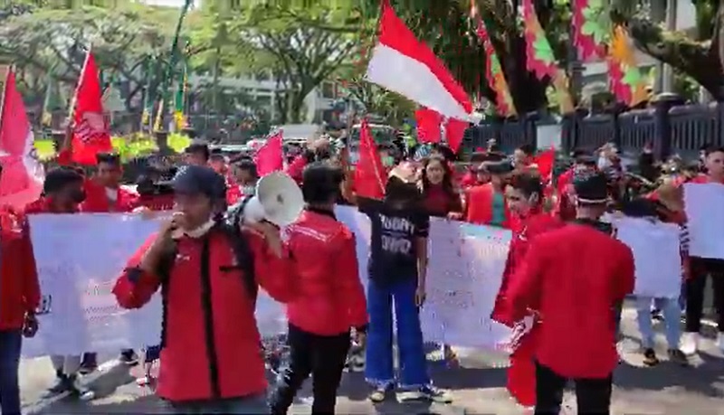 title Demo di Malang, GMNI Tolak Penundaan Pemilu dan Minta Jokowi Copot Beberapa Menteri Demo di Malang, GMNI Tolak Penundaan Pemilu dan Minta Jokowi Copot Beberapa Menteri