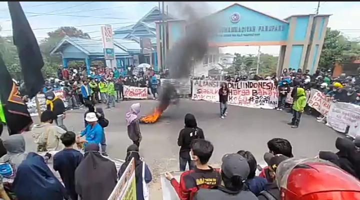 Demo Mahasiswa Bakar Ban, Jalur Trans Sulawesi Parepare-Sidrap Terputus