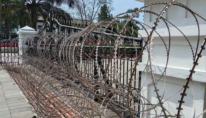 Jelang Aksi Demo Penundaan Pemilu, Pagar Gedung Sate Bandung Dipasang Kawat Berduri