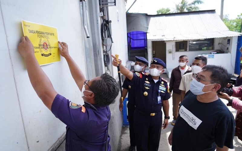 Terindikasi Mencemari Lingkungan, KKP Segel Usaha Pengolahan Ikan di Muara Baru