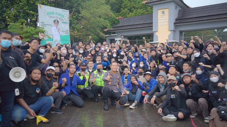 Aksi 11 April di Kabupaten Bandung Damai, Mahasiswa Foto Bareng Polisi dan Mau Divaksin