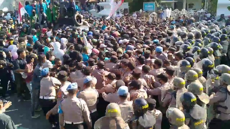 title Unjuk Rasa 11 April 2022 di Cirebon Ricuh, Mahasiswa Baku Hantam dengan Polisi Unjuk Rasa 11 April 2022 di Cirebon Ricuh, Mahasiswa Baku Hantam dengan Polisi