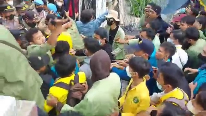 Unjuk Rasa Mahasiswa di Tasikmalaya Diwarnai Saling Dorong dengan Polisi