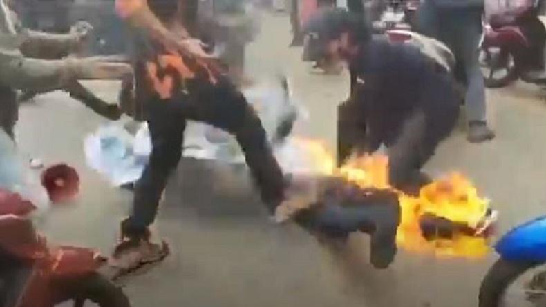 title Mahasiswa Terbakar saat Aksi Bakar Ban Demo di Bone, Langsung Dilarikan ke RS Mahasiswa Terbakar saat Aksi Bakar Ban Demo di Bone, Langsung Dilarikan ke RS