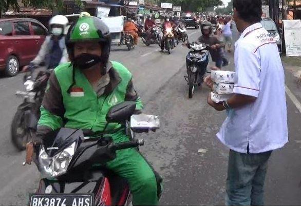 DPD Perindo Medan Bagikan Takjil, Warga: Semoga Istikamah