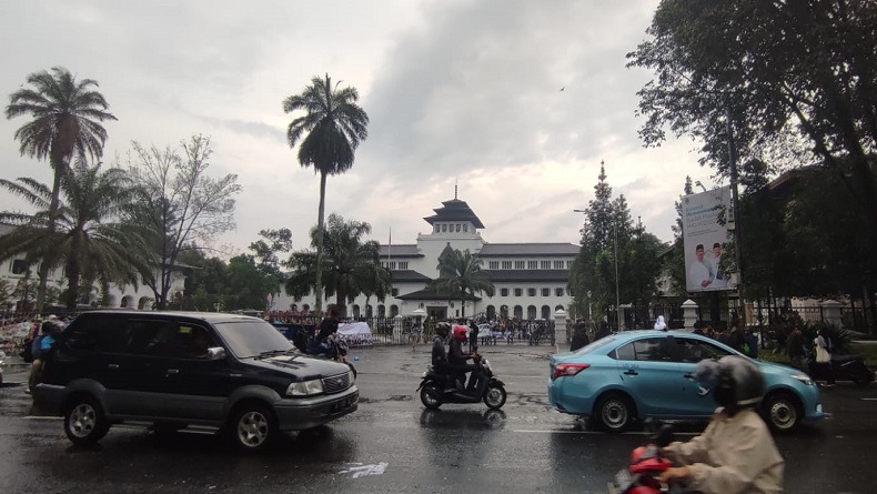 Hujan Deras Bubarkan Unjuk Rasa Mahasiswa di Gedung Sate, Polisi: Alhamdulillah Aman