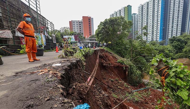 4 Motor Tertimbun Longsor di Bantaran Sungai Ciliwung - Bagian 2