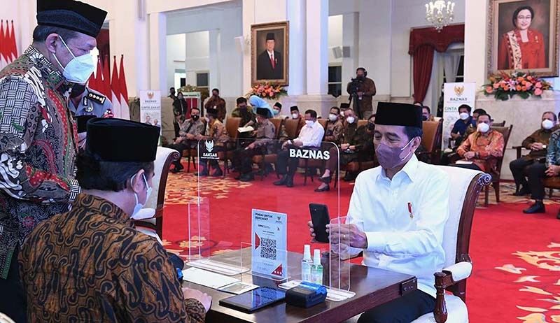 Momen Presiden Jokowi Bayar Zakat Pakai QR Code - Bagian 1