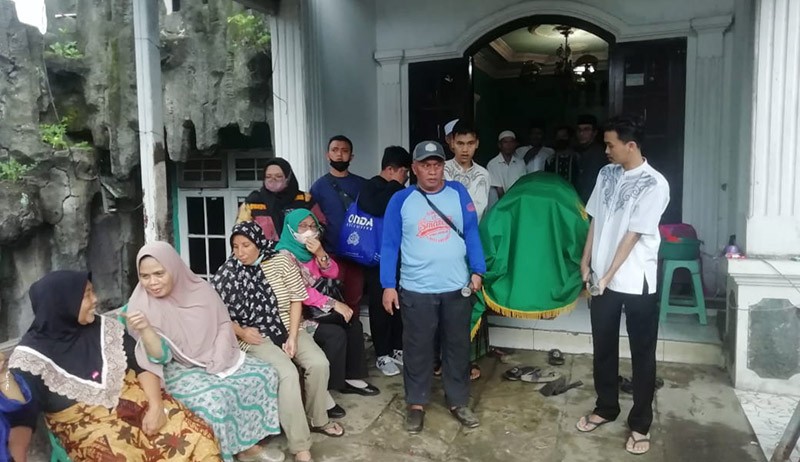 Suasana Pemakaman Jenazah Pedangdut Ona Sutra Nasution - Bagian 2