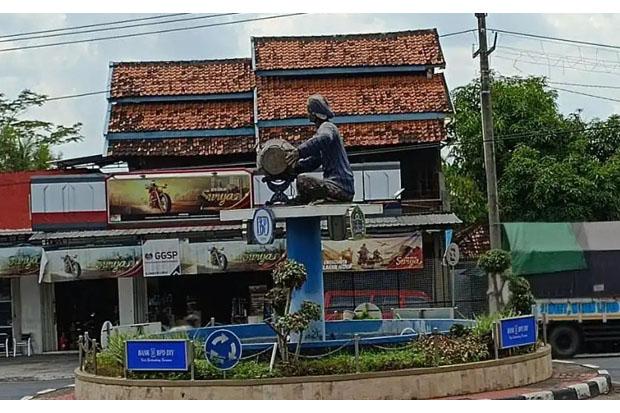 title Patung Pengendang di Bundaran Siyono Gunungkidul akan Diganti Tugu Tobong Gamping Patung Pengendang di Bundaran Siyono Gunungkidul akan Diganti Tugu Tobong Gamping