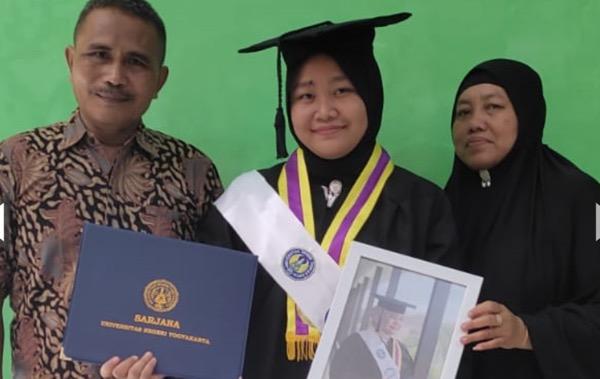   Keren, Mantan Pelayan Toko Ini Lulus Cumlaude dan Kini Kuliah S2 di UNY