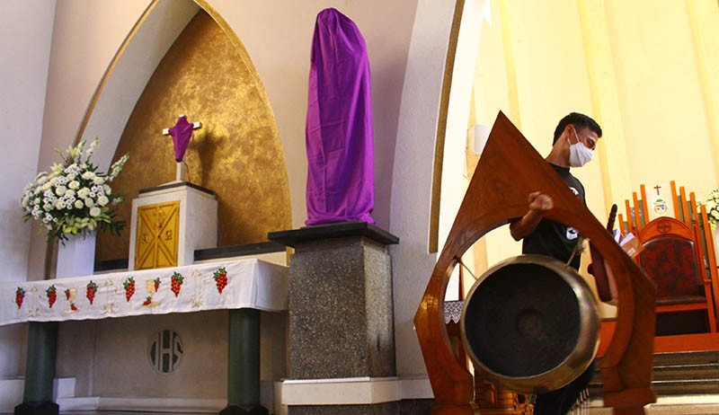 Persiapan Gereja Katedral Ijen Jelang Paskah - Bagian 2