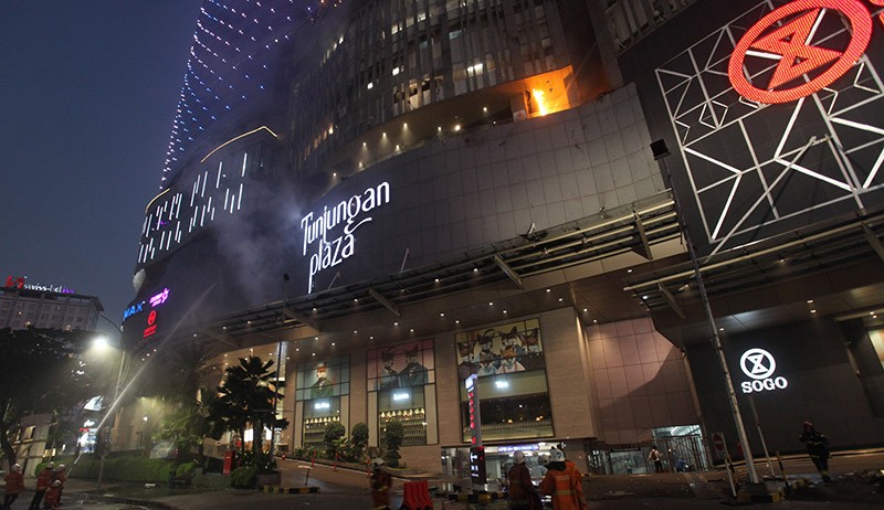 Tunjungan Plaza Surabaya Kebakaran, 3 Bronto Skylift Dikerahkan - Bagian 4