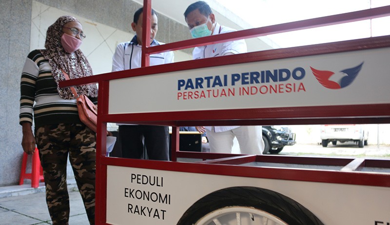 Partai Perindo Serahkan Bantuan Gerobak untuk Pedagang Sayur dan Siomai - Bagian 2