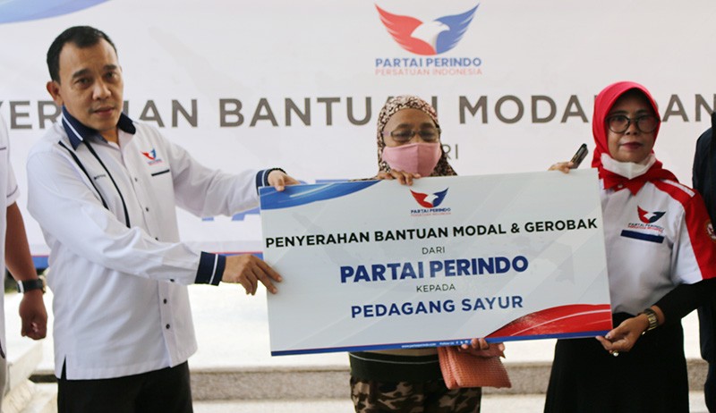 Partai Perindo Serahkan Bantuan Gerobak untuk Pedagang Sayur dan Siomai - Bagian 1