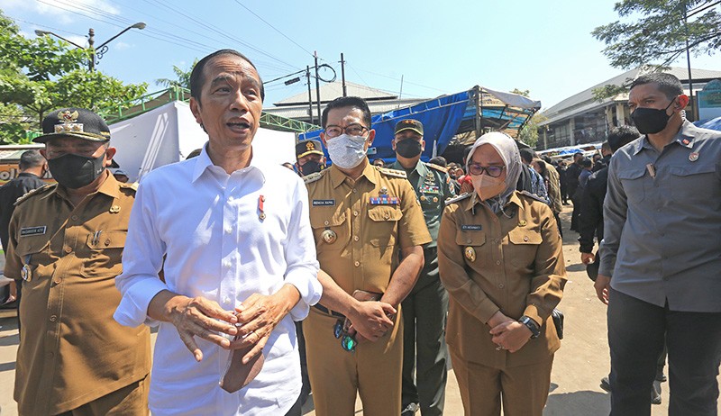 Presiden Jokowi Serahkan BLT Minyak Goreng kepada Warga Cirebon - Bagian 2