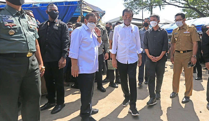 Presiden Jokowi Serahkan BLT Minyak Goreng kepada Warga Cirebon - Bagian 3