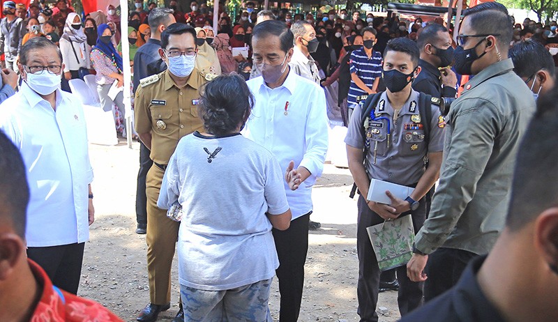 Presiden Jokowi Serahkan BLT Minyak Goreng kepada Warga Cirebon - Bagian 1