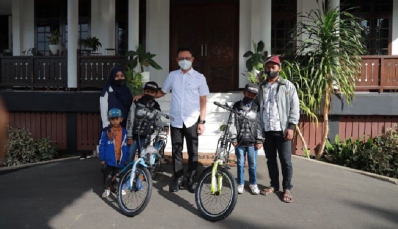 Anak Kembar Ini Dapat Sepeda dari Wali Kota Pontianak karena Peduli Lingkungan
