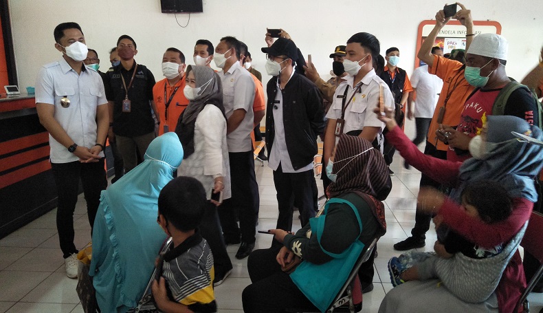 title Warga KBB dapat BLT Minyak Goreng, Hengki Kurniawan Ingatkan Jangan Dipakai Macam-macam Warga KBB dapat BLT Minyak Goreng, Hengki Kurniawan Ingatkan Jangan Dipakai Macam-macam