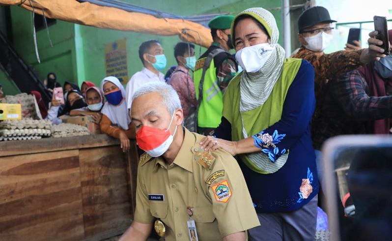  Momen Ganjar Dipijit Pedagang Telur Asin Bikin Heboh Emak-emak di Pasar Brebes