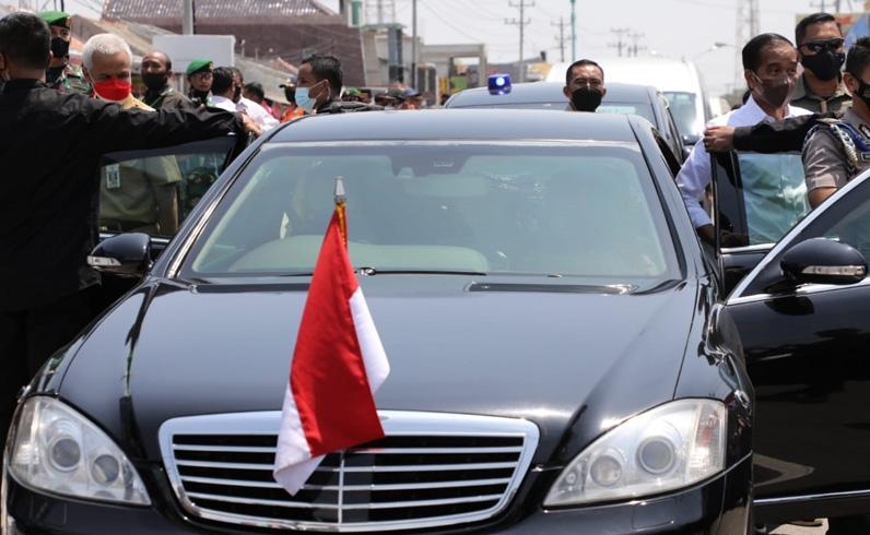 Jokowi dan Ganjar Satu Mobil saat Keliling Brebes, Ratusan Warga Berebut Mendekat