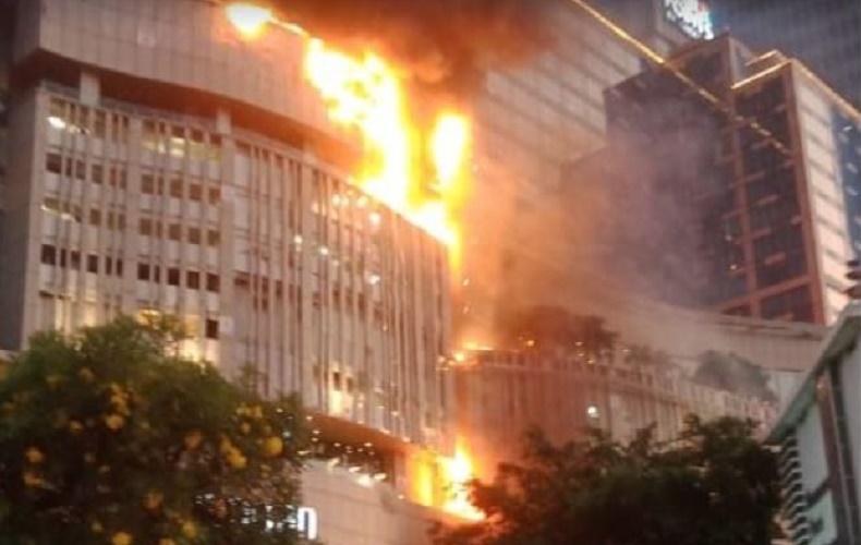 title Kesaksian Warga Lihat Tunjungan Plaza Surabaya Terbakar, Kobaran Api Sangat Besar Kesaksian Warga Lihat Tunjungan Plaza Surabaya Terbakar, Kobaran Api Sangat Besar