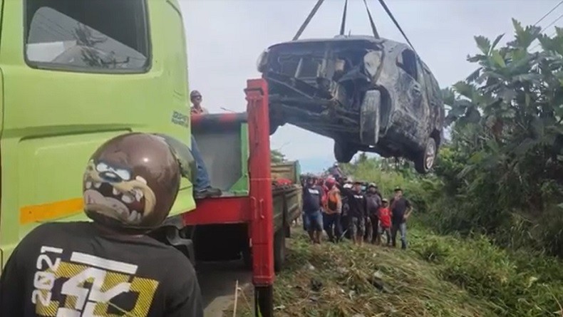 Pengemudi Mabuk, Avanza Nyemplung ke Parit di Jalan Cendrawasih Timika Papua