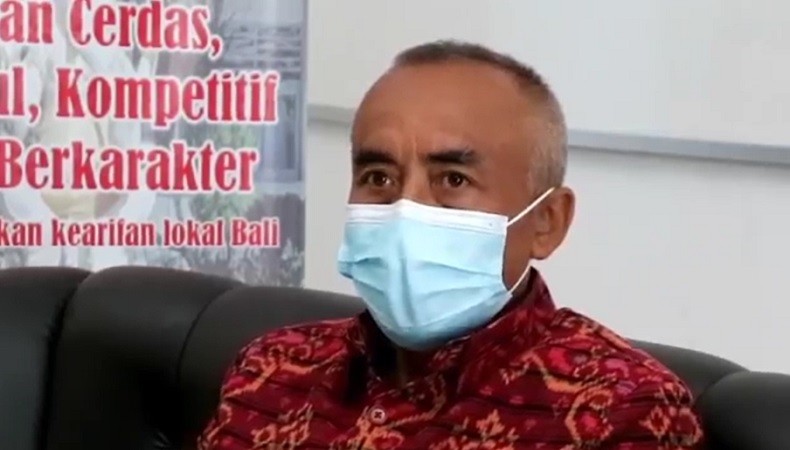 Guru yang Viral Injak Bahu Siswa di Bali Ternyata Kepala Sekolah, Begini Pengakuannya
