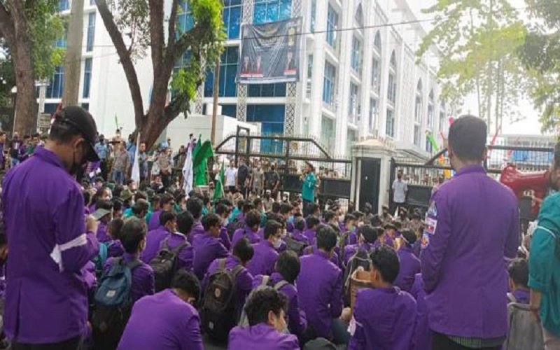 Mahasiswa Geruduk Gedung DPRD Sumut, Minta Pemerintah Perhatikan Rakyat