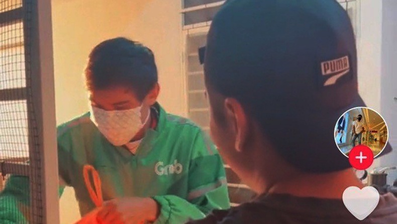 Viral Driver Ojol Nangis usai Diajak Buka Puasa Bersama dan Dikasih Uang THR