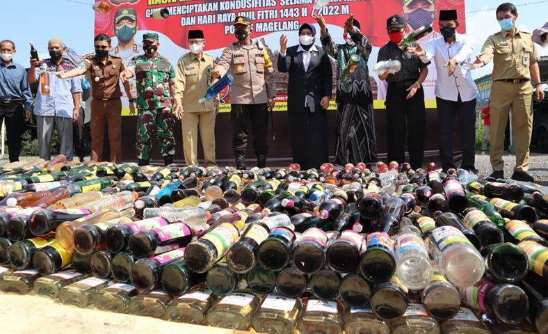 title  Operasi Cipta Kondisi, Polres Magelang Musnahkan Ribuan Botol Miras Berbagai Merek   Operasi Cipta Kondisi, Polres Magelang Musnahkan Ribuan Botol Miras Berbagai Merek