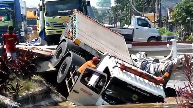 Diduga Sopir Mengantuk, Truk Trailer Terjun Ke Sungai Di Pantura Kendal