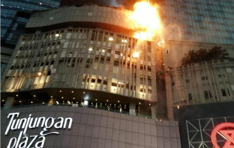 title Tunjungan Plaza Surabaya Terbakar, Pengunjung Panik Histeris Berhamburan Keluar Tunjungan Plaza Surabaya Terbakar, Pengunjung Panik Histeris Berhamburan Keluar