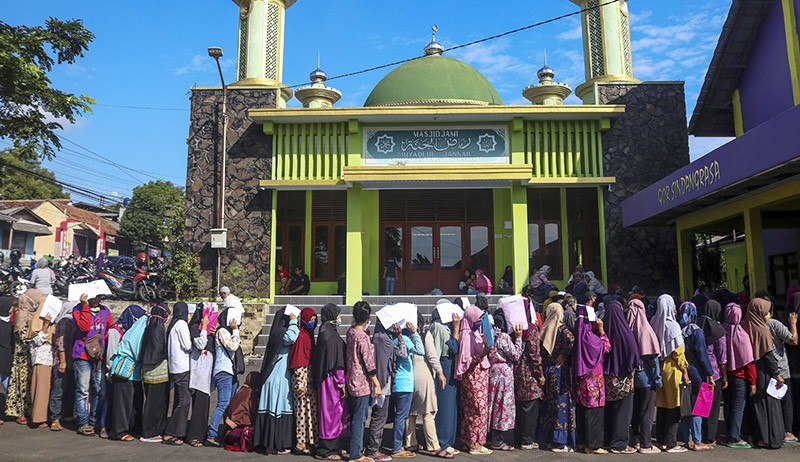 Warga Ciamis Antre Ambil BLT Minyak Goreng dan Bantuan Sembako - Bagian 2