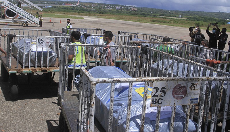 Isak Tangis Keluarga Sambut Kedatangan 18 Jenazah Korban Kecelakaan Maut Asal NTT - Bagian 2