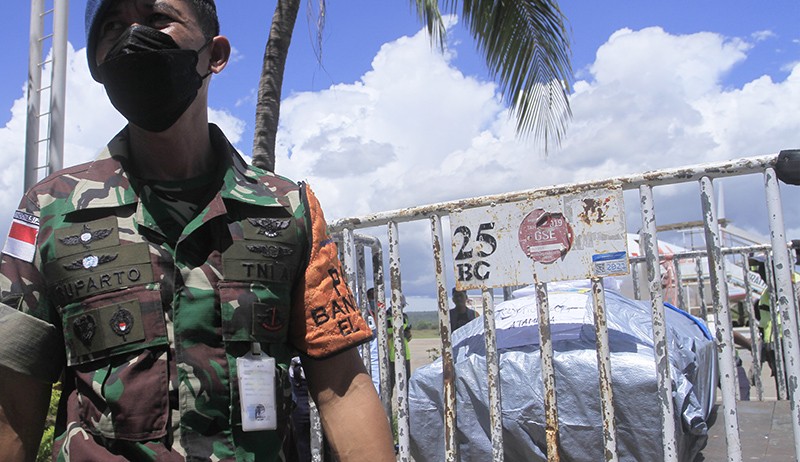 Isak Tangis Keluarga Sambut Kedatangan 18 Jenazah Korban Kecelakaan Maut Asal NTT - Bagian 4