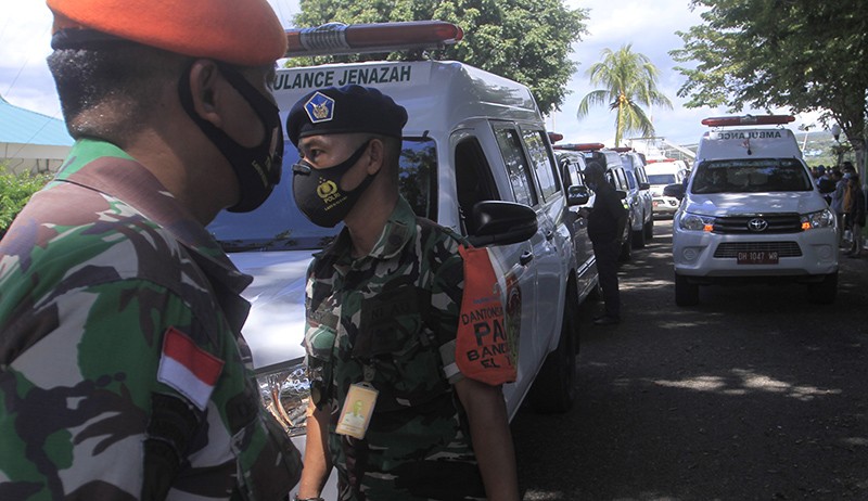 Isak Tangis Keluarga Sambut Kedatangan 18 Jenazah Korban Kecelakaan Maut Asal NTT - Bagian 3