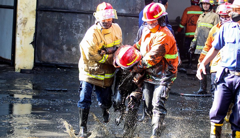 Kebakaran Gudang Penyimpanan Oli Bekas di Sidoarjo, 1 Petugas Damkar Terluka - Bagian 1