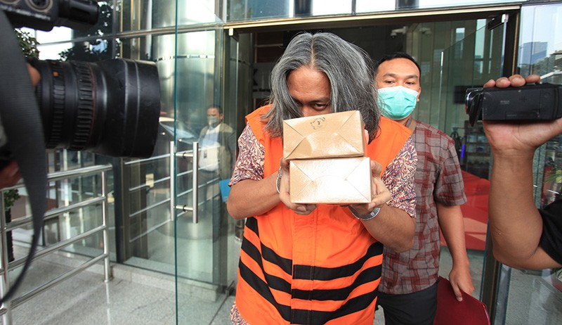 Tersangka Korupsi Tutup Muka dan Tangan yang Diborgol dengan Boks Kue usai Diperiksa KPK - Bagian 1