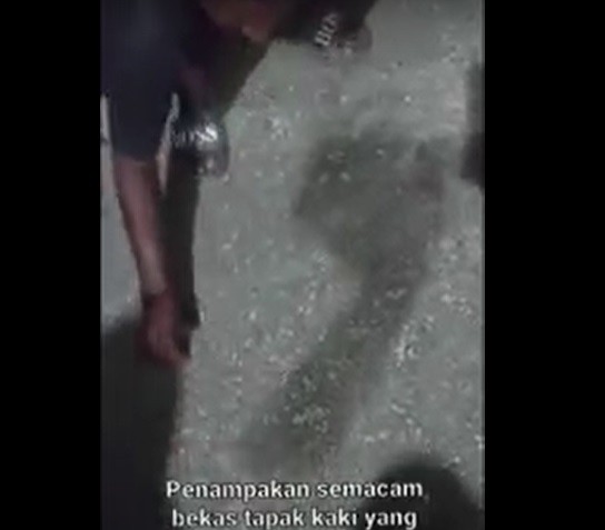 Heboh Jejak Telapak Kaki Raksasa di Masjid Maluku Tenggara, Warga Sebut Tamu Allah