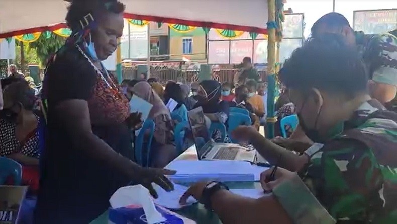 Ratusan Warga Antre di Koramil 1710-02 Timika untuk Dapatkan Bantuan Rp600.000