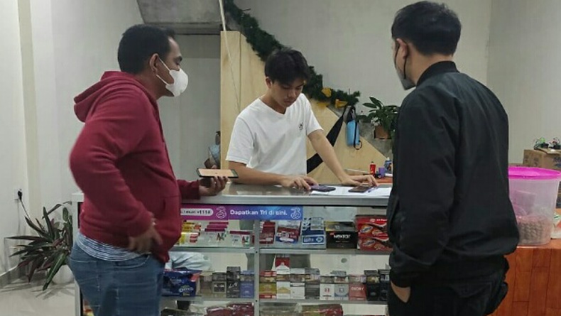 Polisi Kembalikan Iphone Milik Warga Tomohon yang Dicuri 2 Pria Tak Dikenal    
