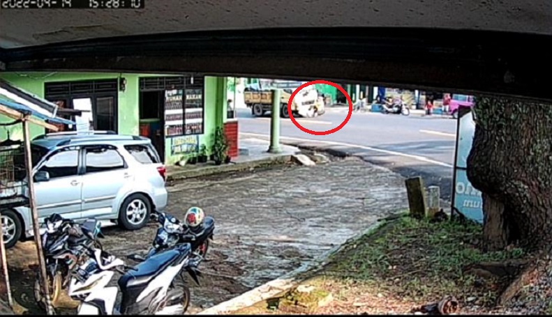 title Terekam CCTV, Pemotor Selamat Usai Terserat Truk di Jalan Raya Cugenang Cianjur Terekam CCTV, Pemotor Selamat Usai Terserat Truk di Jalan Raya Cugenang Cianjur