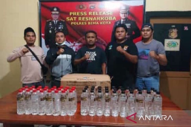 Puluhan Botol Miras Jenis Arak Bali Diamankan dari IRT