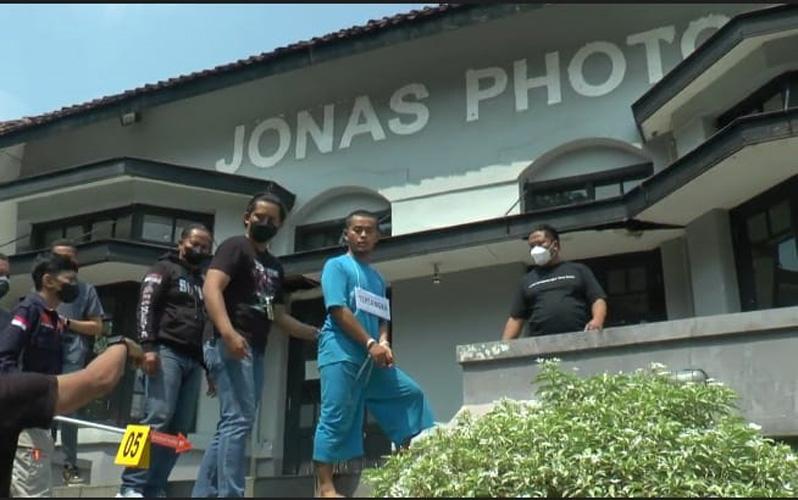 Rekonstruksi Pembunuhan Satpam Toko Kamera, Keluarga Korban Coba Dekati Tersangka