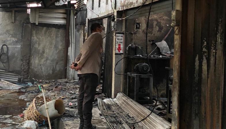 title 7 Kios Penggilingan Daging di Pasar Projo Ludes Terbakar, Diduga akibat Korsleting Listrik 7 Kios Penggilingan Daging di Pasar Projo Ludes Terbakar, Diduga akibat Korsleting Listrik