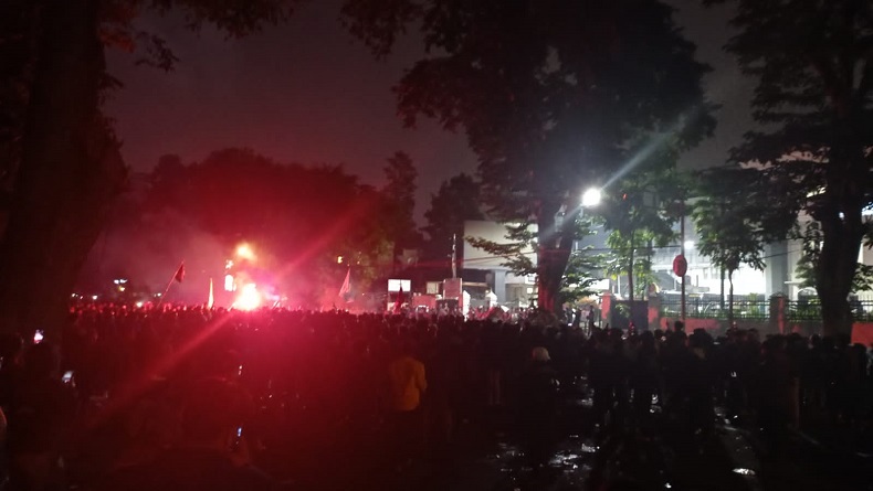 Unjuk Rasa di DPRD Jabar Memanas, Mahasiswa Bandung Bertahan hingga Lepas Buka Puasa
