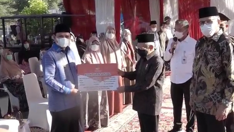 Kunjungi Aceh, Wapres Ma'ruf Amin Serahkan Bansos